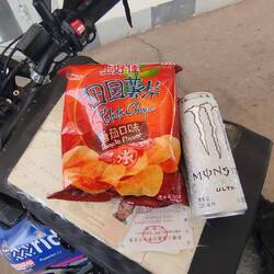 "Gesunde" Pausennahrung. Hektisch ein paar Chips einwerfen und einen Energydrink.