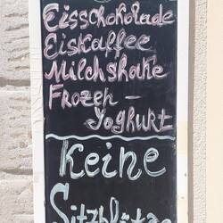 ...aber das Eiscafe hat keine Sitzplätze!😂