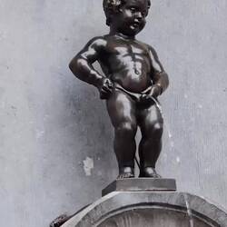 Mannekin Pis (pissing boy) video.