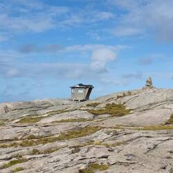 Eine süße Berghütte auf dem Gipfel