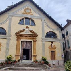 Kleine Kirche am Ortseingang.