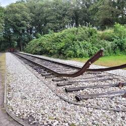 Denkmal Lager Westerbork, im Hintergrund ein Kartoffelkeller