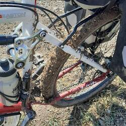 Nach dem Regen: 'verklebte' Reifen verunmöglichen zeit-/stellenweise die Weiterfahrt