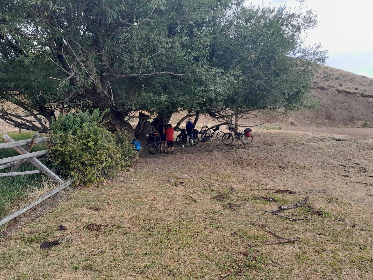 Frühe Mittagspause wegen Regen, die GD'ler sammeln sich unter einem der wenigen 'Unterstände'