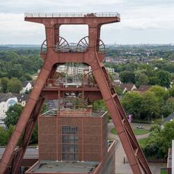 Blick vom Panoramadach auf das Doppelbockfördergerüst