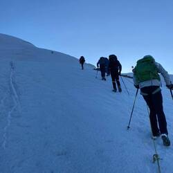 die Kulisse - blau in blau - dem Gipfel näher als vermutet...