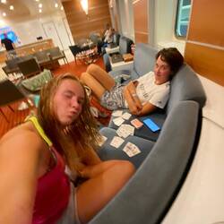 Karten spielen bis die Handys voll sind