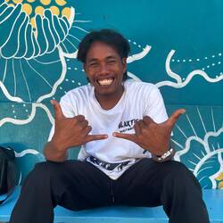 June - cooler Surflehrer