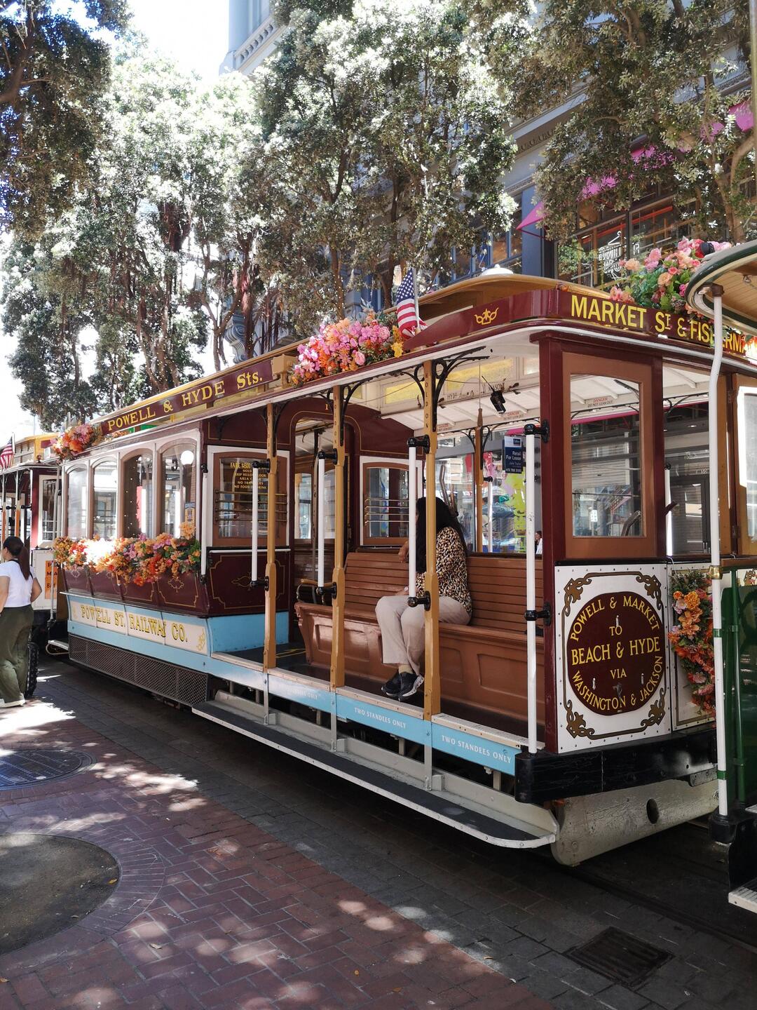 Ein Cable Car mit vielen Blumen