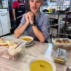 Suppe essen - die war lecker, auch wenn Vincent gerade nicht so aussieht