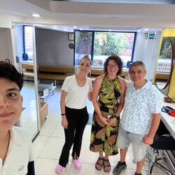Frisörteam: der Maestro, der Haarwäscher und die Terminfrau