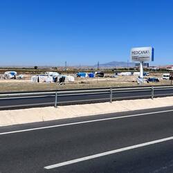 Leider auch das ist Realität: Provisorische Zelte am Straßenrand. Erntehelfer? Flüchtlinge?