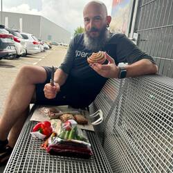 Ingo bei unserer Brotzeit. Schlappe 32 Euro für 2 Knacker und bissl Obst. Schweiz eben :)