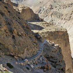 beachtliche Steinsicherungen der Wege