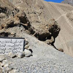 Die Tafel erinnert an die Eltern und Großeltern von Sabit die diesen Wegabschnitt zahlten