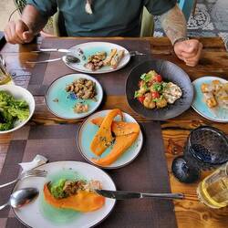 Gemüseauswahl und Auberginen-Salat