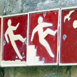 Man beachte das Schild ganz rechts.