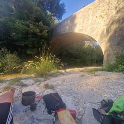 Campspot direkt am Wasser (unter einer Brücke;)