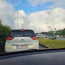 In de file op de parkeerplaats bij Nazareth in België.