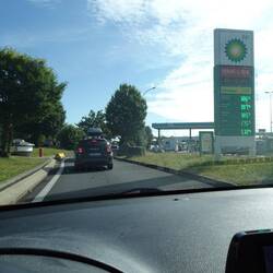 In de file op een parkeerplaats in Frankrijk.