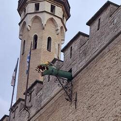 Am Rathaus von Talinn
