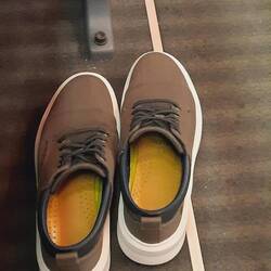 Schuhe aus... die Hose bleibt aber an... 👟👞👖