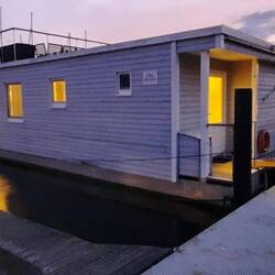 ...endlich gefunden... Unterschied Hausboot vs. Audi?... Letzters schwimmt nicht.. 🤣