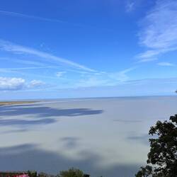 Das Meer zieht sich bis zu 18 km zurück. Es kann gefährlich sein, weil es viel Treibsand gibt