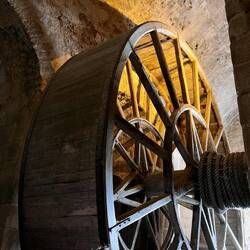 Als der Mont ein Gefängnis war, liefen Gefangene in dem Rad und Waren wurde darin transportiert.