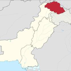 Gilgit-Baltistan (rot). Die schraffierte Fläche ist umstritten, wird im Augenblick von Indien beansp