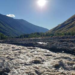 18:30Uhr: Die Schmelze treibt die kalte Flut. Die Strömung treibt uns🌊. Nass, aber alle überlebt😃