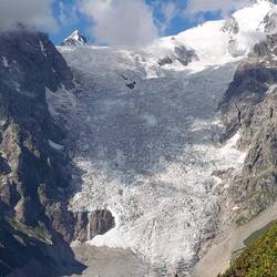Den Kamm verlassen und auf dem üblichen Kaukasien Trail. Hier am Pass ebenfall toller Ausblick👌