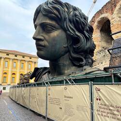 Geparkte Kulissen hinter der Arena