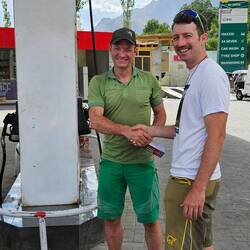 Karlheinz bekommt ein Guta zum Geburtstag...an der Tankstelle 👌