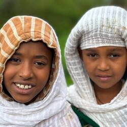 Die beiden Mädchen begleiteten mich einen ganzen Vormittag lang. Sie erwarten ein Geschenk 😉.