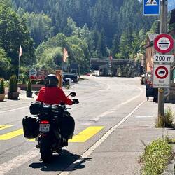 Regine steuert die Grenze an