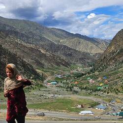 Der ganzen Pass Straße entlang standen Kinder