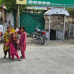 Abzweigung zum Pass - Kinder versuchen zu betteln