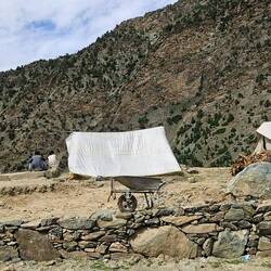 Behausungen der Bauern mit ihren Kindern über den Sommer