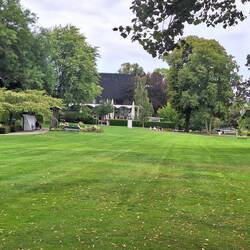 Blick auf das Kunstmuseum mitten im Park