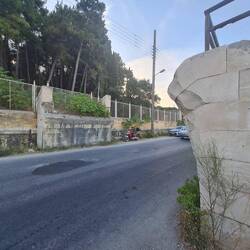 War wohl scheinbar mal eine Brücke über die Straße