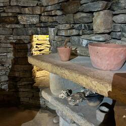 Inne en rekonstruktion av boenden i Skara Brae.