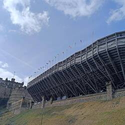 Das ist ein Ambiente. Auf dem Vorplatz des Schlosses findet das Military Tattoo statt. Was für eine