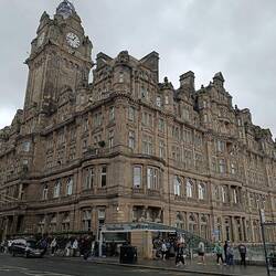 Das Hotel Balmoral, dahinter unterhalb der Bahnhof