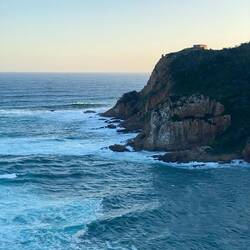 Ingresso del porto con onde alte e potenti e rocce affioranti