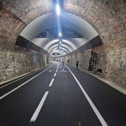 und besteht aus vielen Tunneln, die besser in Schuss sind als manch ein Autotunnel.