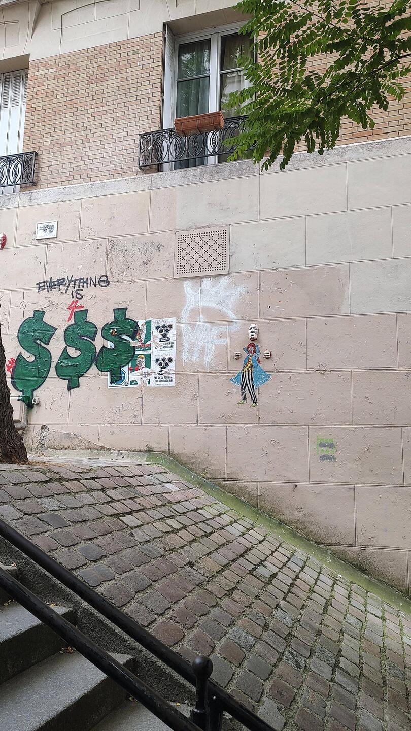 Lot's of 3-D art on the walls surprised me