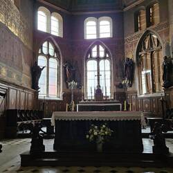 Wel een donkere kerk.
