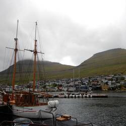 Im Hafen von Klaksvik liegen allerhand Segler vor Anker