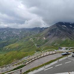 Beim Blick von der Edelweiss Spitze sieht man die Hochalpenstraße